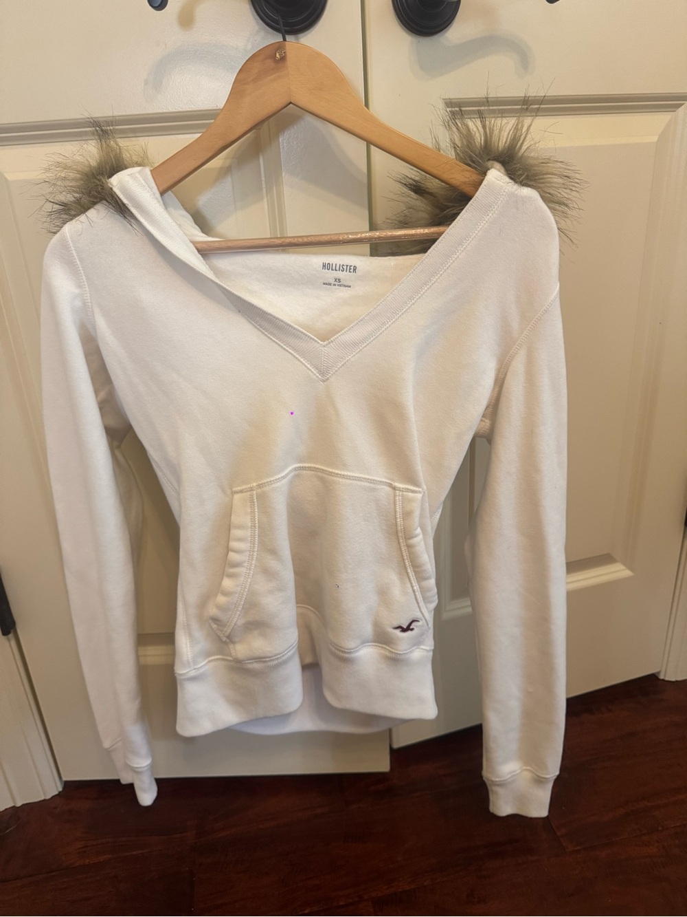 Hollister Women's Cream V-Neck Hoodie with Faux Fur Trim